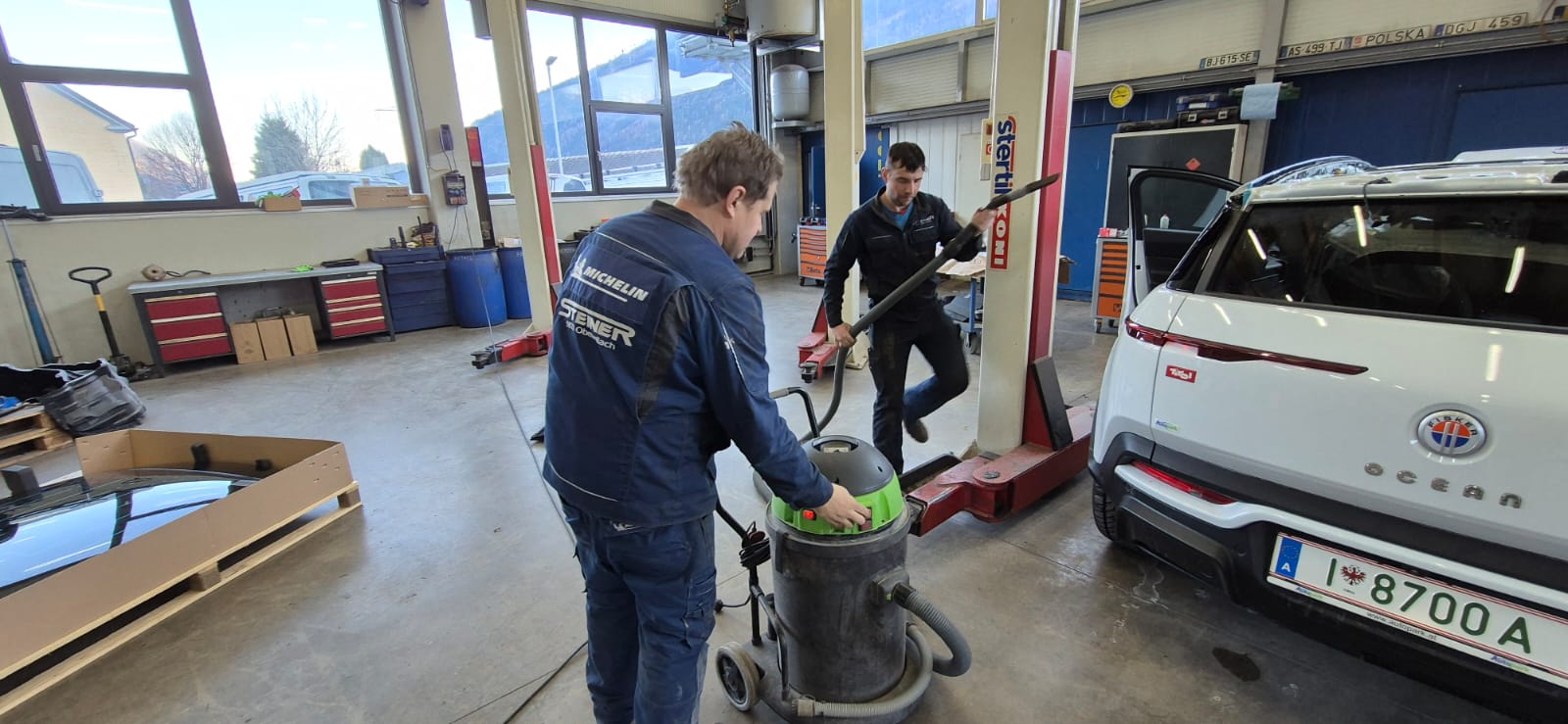 Säubern von allen Teilen vor dem Auftragen des neuen Scheibenklebers